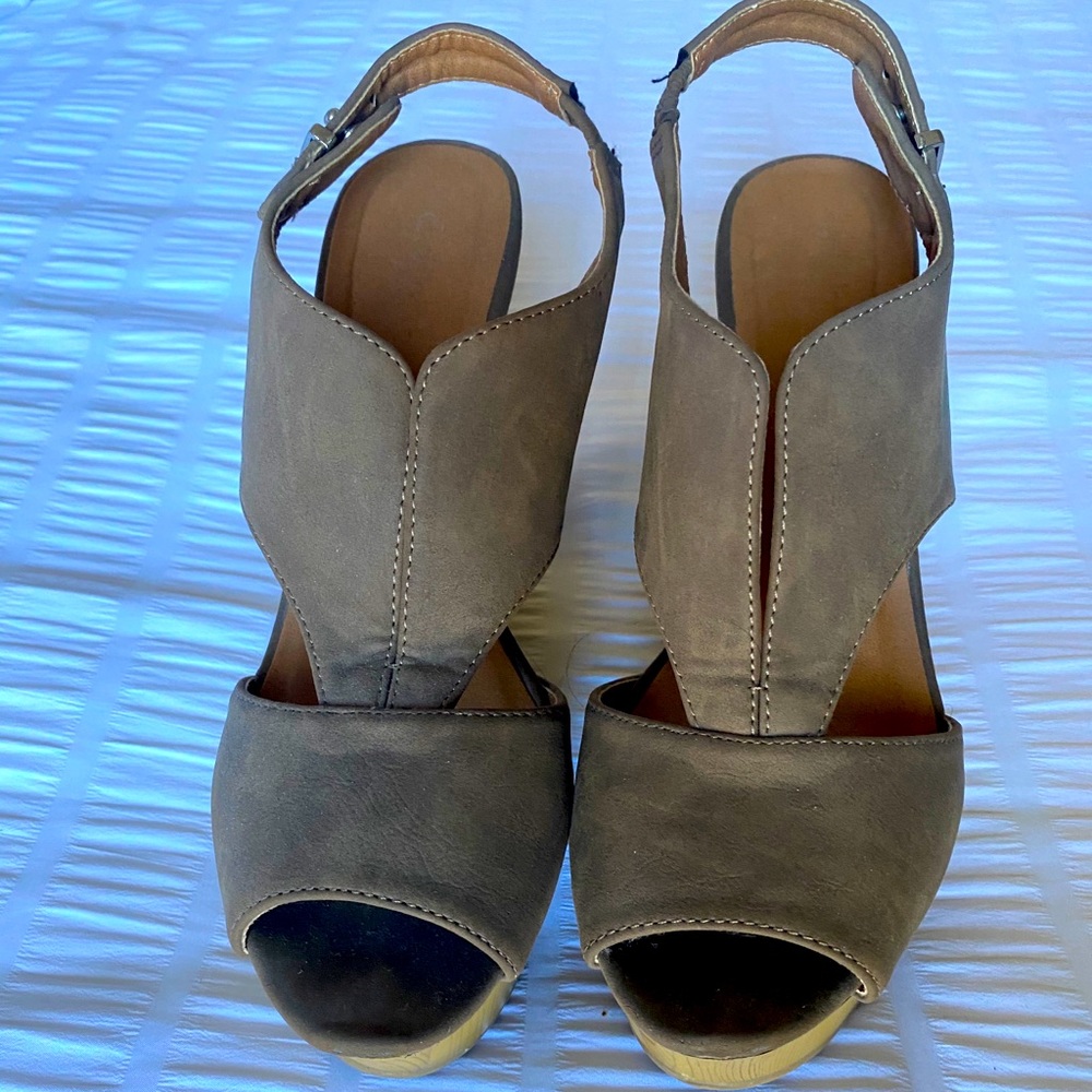 Tan wedges!